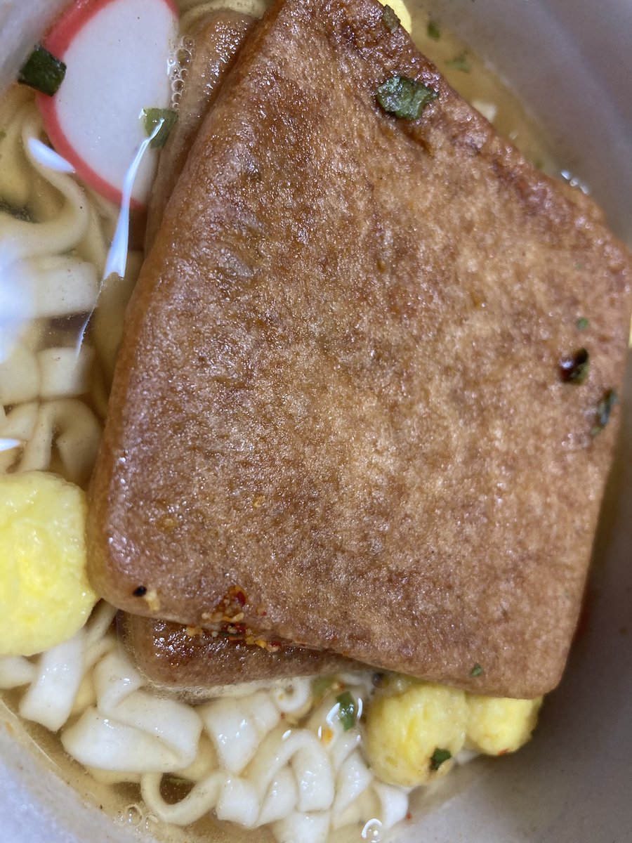 シャア専用ならおあげは3枚じゃない？
 #赤いきつね緑のたぬきは最高のマヴ