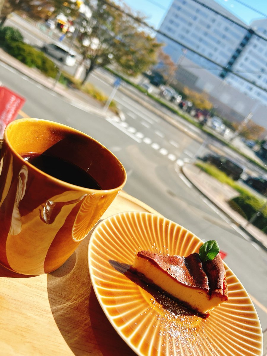 窓辺でひと休みしませんか？
やさしい甘さのベイクドチーズケーキと、淹れたてのコーヒーで午後がちょっと特別に☕️🍰
今日もいい日になりますように。
#ウミノネコーヒー焙煎所
#下関カフェ
#下関ランチ