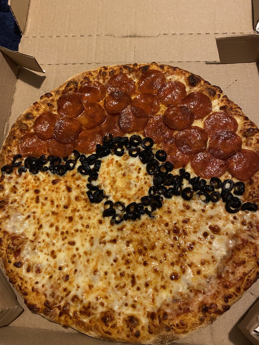 ToxicPastryPuff's tweet image. Guess who got a Birthday Pokeball Pizza #Pokemon #pokeball #pizza