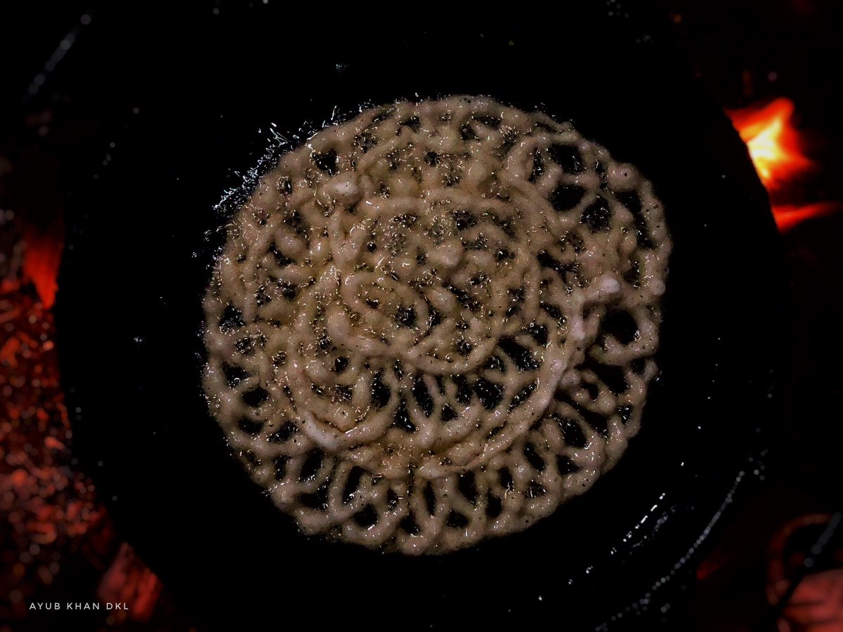 ayubkhan_dkl's tweet image. Winter night in the camp, warm jilapi on the fire, people gathered around.

#Jilapi
#traditionFood
#RefugeeCamp
#WinterNights
#Rohingyatographer

Ayub Khan Dkl