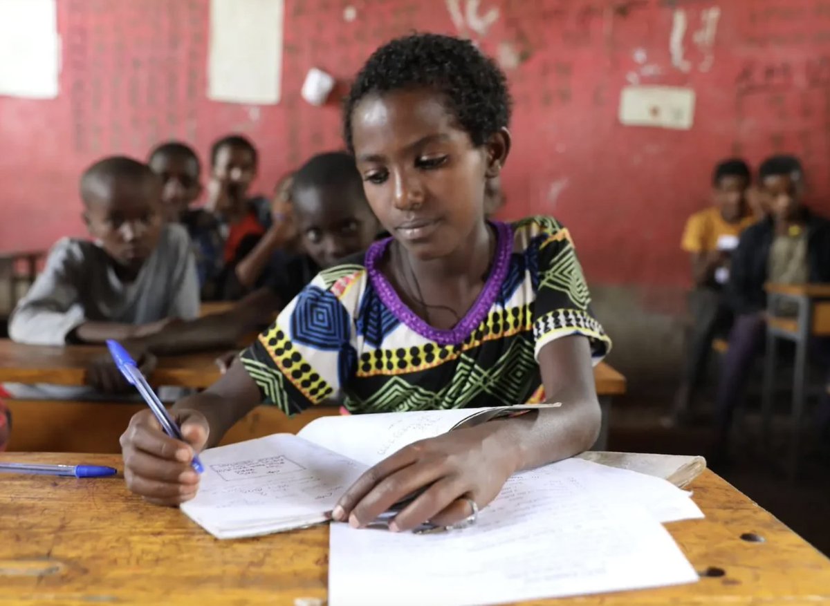 EduCannotWait's tweet image. “The school feeding programme was a game-changer for me. It provided me with a nutritious meal every day, which gave me the energy and focus I needed to succeed in my studies.”

Thanks to an #ECW-funded holistic education response delivered by @WorldVision and partners, children…