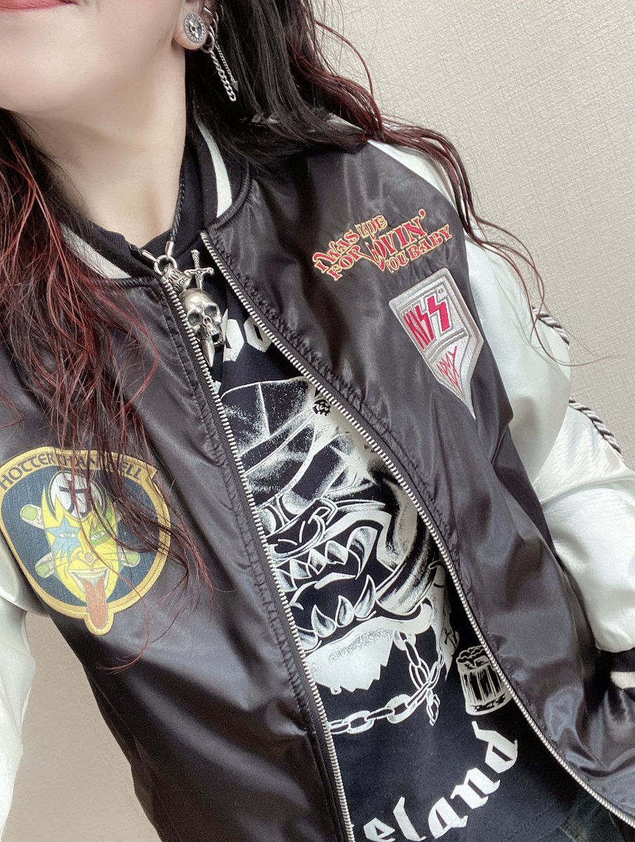 お天気良いし、お出掛けしなくっちゃ♪ このKISSのスカジャン