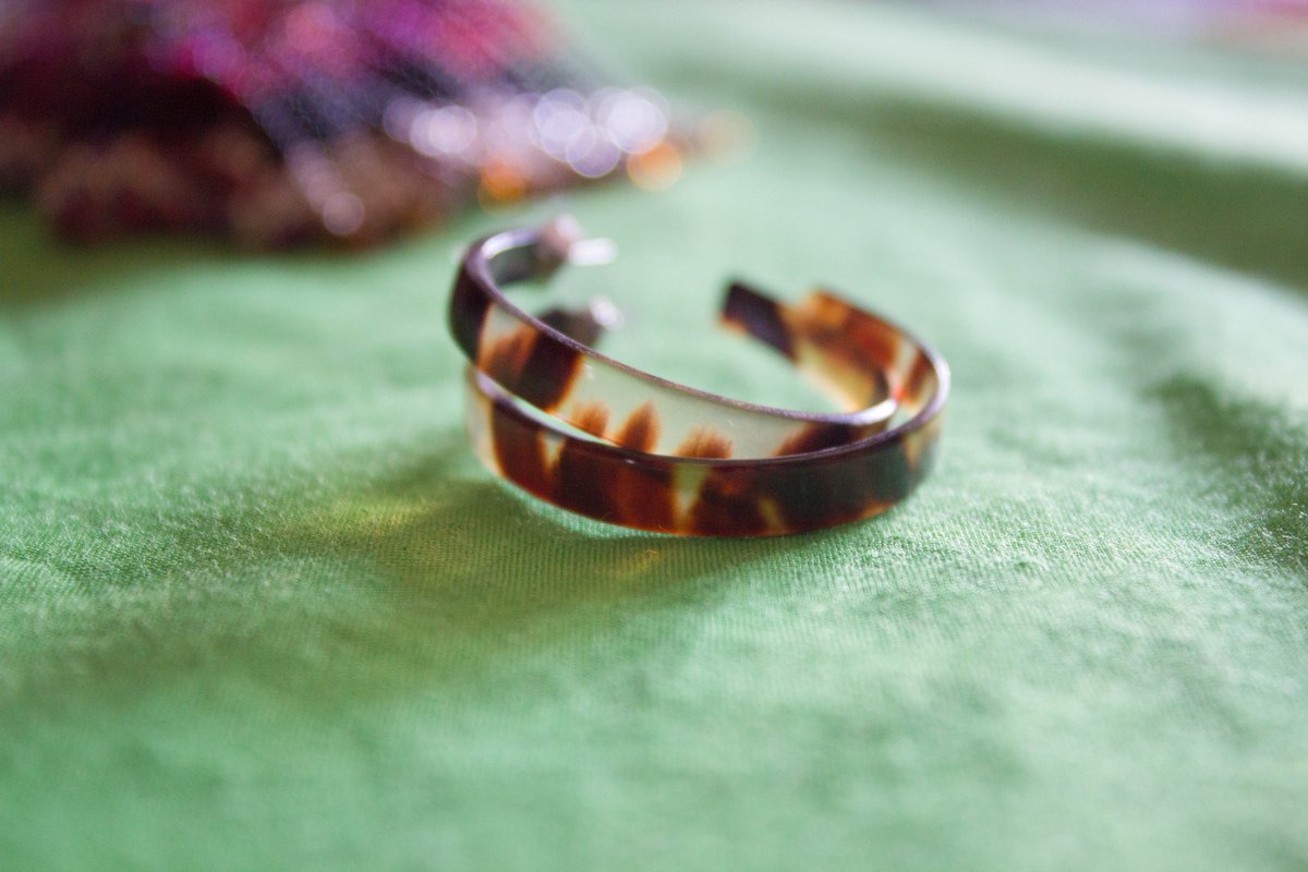 SEEturtles's tweet image. Pop quiz: Does this bracelet contain turtleshell? 👇

Not sure? Check our ID guide: seeturtles.org/how-to-recogni…

And try the SEE Shell app to spot turtleshell with your camera: seeturtles.org

🎥: Hal Brindley 

#TurtleShell #TooRareToWear