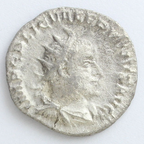 ウァレリアヌス帝は260年のエデッサの戦いに敗れ、ササン朝ペルシア軍