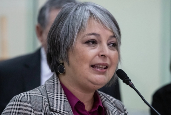 Lucero tiene  56 años  no es comunista y Jeannette Jara tiene   51  y es  comunista.  
 "Teletón 2025" #Teleton2025