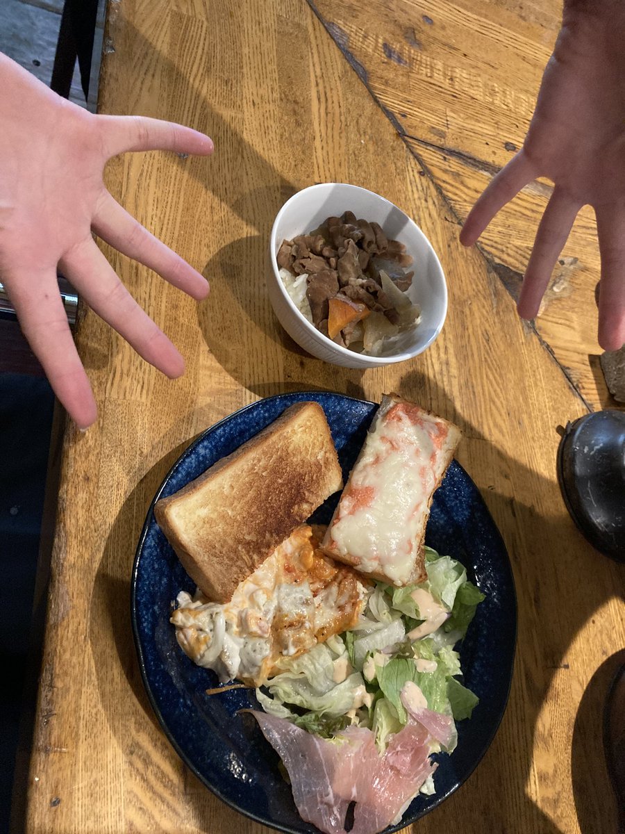 今日の私のまかないは
モツ煮丼とパンとあれこれです！
バイ19歳バイト