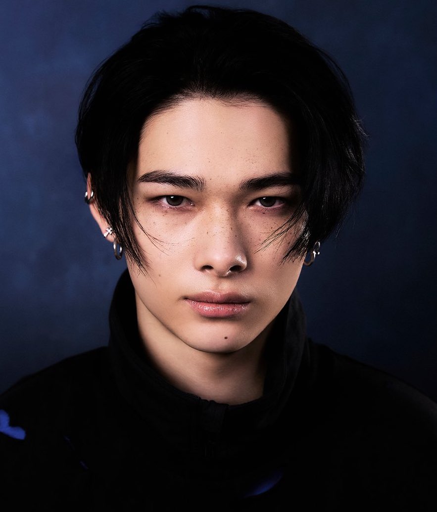 allforchulsoo's tweet image. the difference of aura that black hair and blonde hair ni-ki exudes 🫠