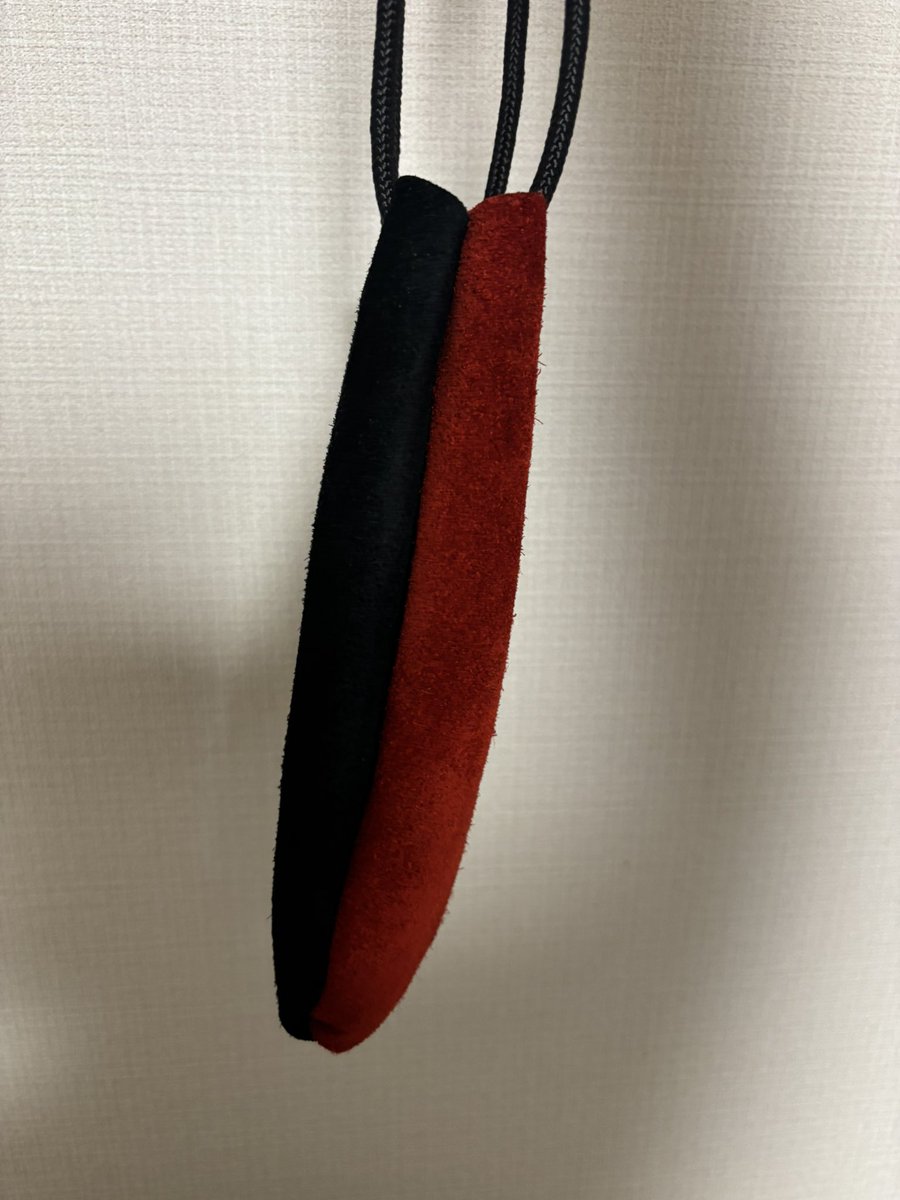 巾着袋が好きです。

牛レザーの床面を使いました。

紐は長めにしてあって肩掛けにもできます。

革が好きです。