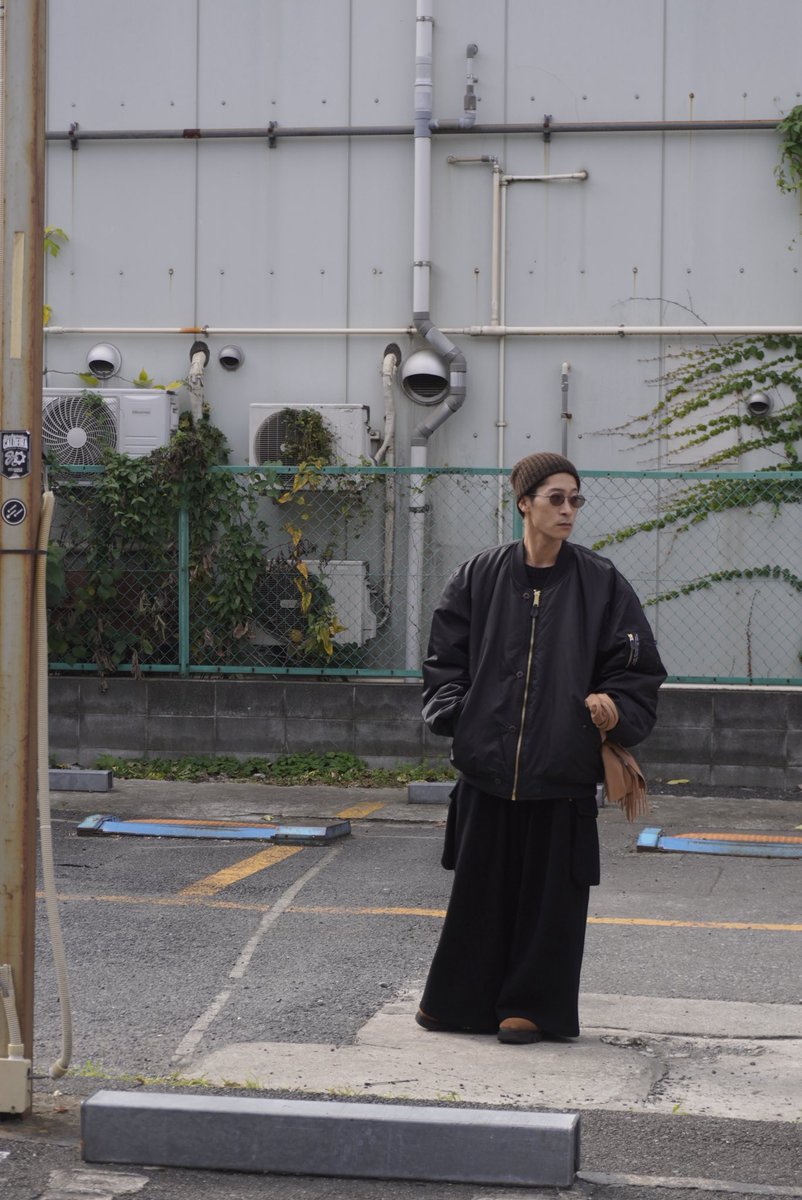 〈 MARINA YEE 〉

"M.Y.JEAN GENIE CUSTOMIZED BOMBER JACKET"
COL: BLACK
SIZE: ONE SIZE
¥192,500 TAX IN

onlinestore.1ldkshop.com/c/mens/m-outer…