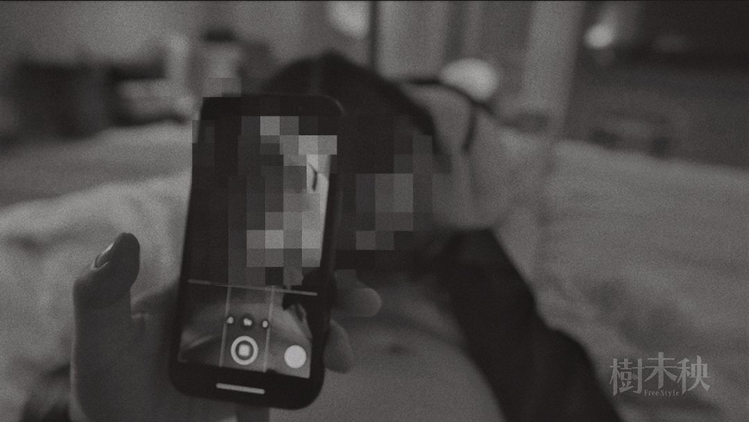 害羞的女孩，我會從背後貼上去
呼吸落在她脖子上
手指沿著腰一路滑到她最敏感的地方附近

等她開始呼吸亂掉
抓著她轉過來親
讓她往我身上貼的那種吻。

她放鬆下來
她的身體已經告訴我夠濕、準備好
接下來的每一步
都不是她決定
是她乖乖交給我。

#床上的性張力
#主導性
#想被壞
#或弄壞