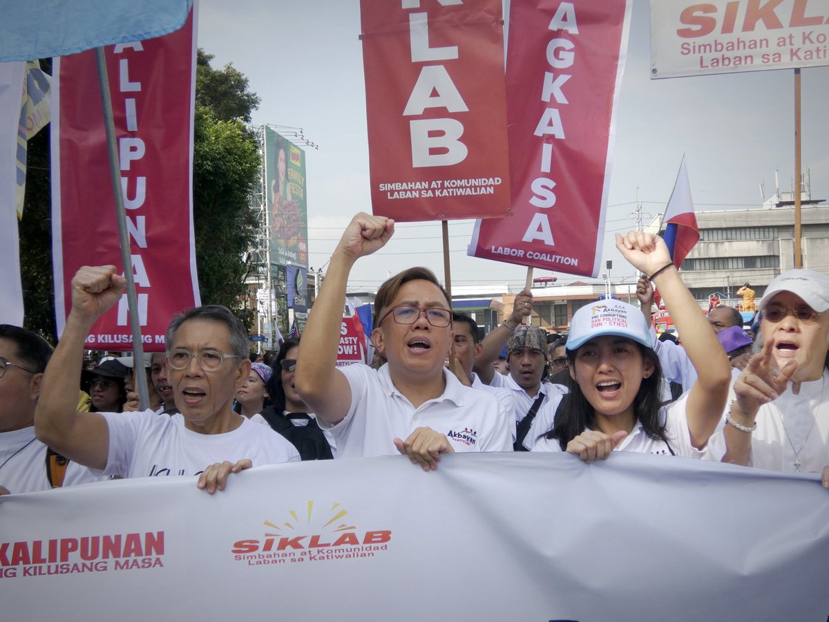 AkbayanParty's tweet image. 𝗔𝗸𝗯𝗮𝘆𝗮𝗻 𝗱𝗮𝗿𝗲𝘀 𝗠𝗮𝗿𝗰𝗼𝘀: 𝗝𝗮𝗶𝗹 𝘁𝗵𝗲 𝗯𝗶𝗴 𝗳𝗶𝘀𝗵 𝗯𝗲𝗳𝗼𝗿𝗲 𝗖𝗵𝗿𝗶𝘀𝘁𝗺𝗮𝘀 𝗼𝗿 𝗳𝗮𝗰𝗲 𝗽𝗼𝗹𝗶𝘁𝗶𝗰𝗮𝗹 𝗱𝗼𝗼𝗺 𝗯𝗲𝗳𝗼𝗿𝗲 𝟮𝟬𝟮𝟴

Akbayan Party, joining today’s Second Trillion Peso March in EDSA, dared President Bongbong Marcos Jr. to act…