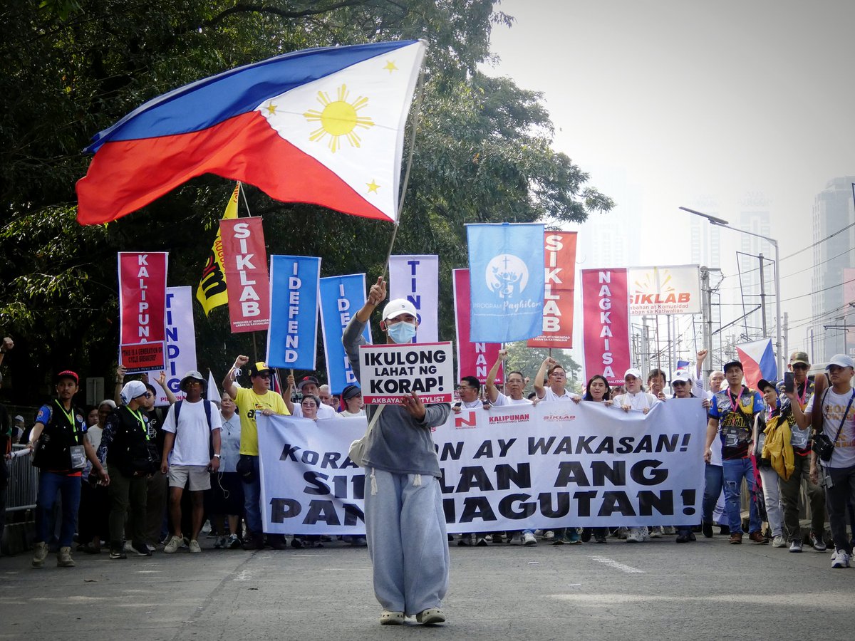 AkbayanParty's tweet image. 𝗔𝗸𝗯𝗮𝘆𝗮𝗻 𝗱𝗮𝗿𝗲𝘀 𝗠𝗮𝗿𝗰𝗼𝘀: 𝗝𝗮𝗶𝗹 𝘁𝗵𝗲 𝗯𝗶𝗴 𝗳𝗶𝘀𝗵 𝗯𝗲𝗳𝗼𝗿𝗲 𝗖𝗵𝗿𝗶𝘀𝘁𝗺𝗮𝘀 𝗼𝗿 𝗳𝗮𝗰𝗲 𝗽𝗼𝗹𝗶𝘁𝗶𝗰𝗮𝗹 𝗱𝗼𝗼𝗺 𝗯𝗲𝗳𝗼𝗿𝗲 𝟮𝟬𝟮𝟴

Akbayan Party, joining today’s Second Trillion Peso March in EDSA, dared President Bongbong Marcos Jr. to act…
