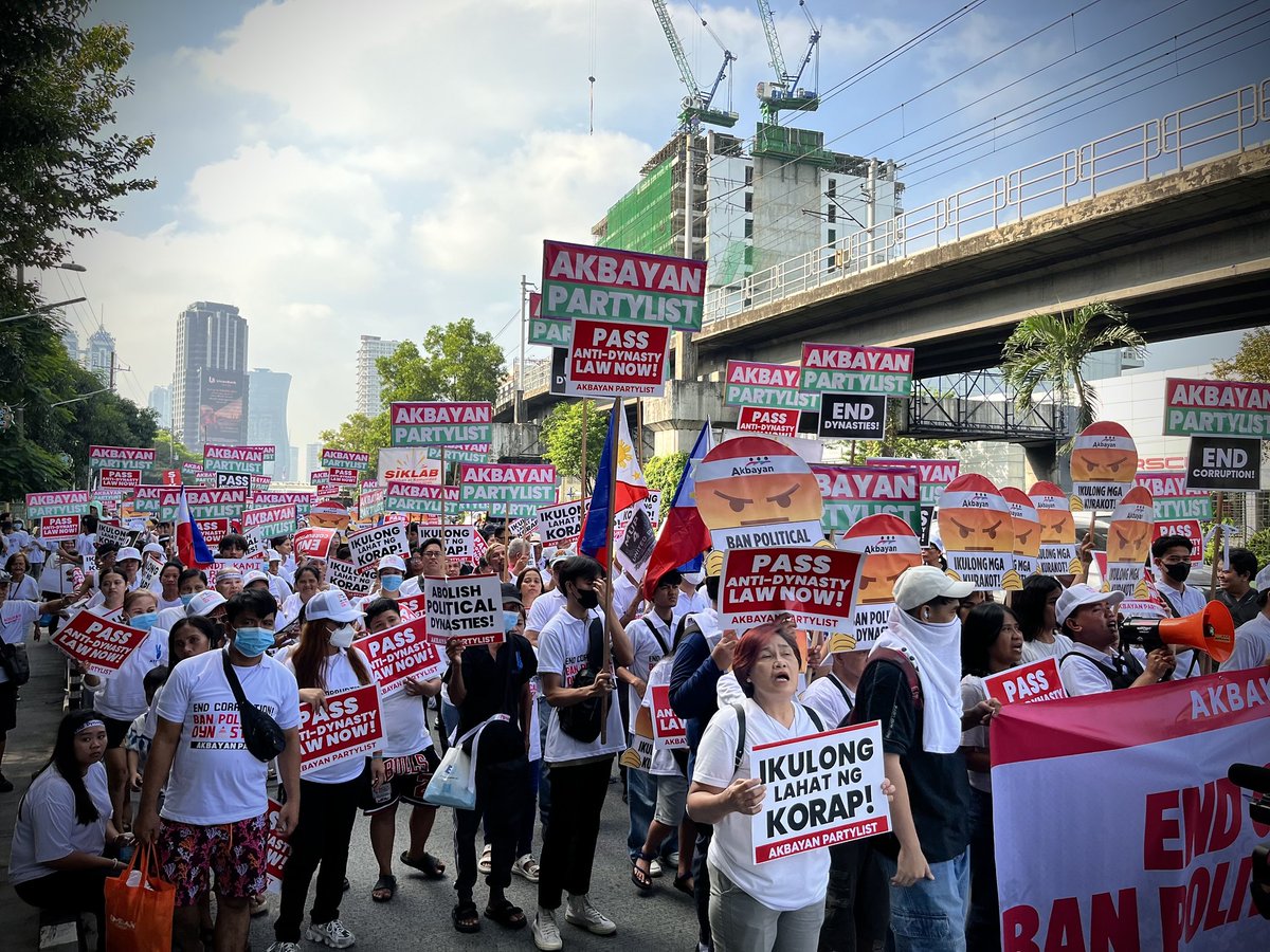 AkbayanParty's tweet image. 𝗔𝗸𝗯𝗮𝘆𝗮𝗻 𝗱𝗮𝗿𝗲𝘀 𝗠𝗮𝗿𝗰𝗼𝘀: 𝗝𝗮𝗶𝗹 𝘁𝗵𝗲 𝗯𝗶𝗴 𝗳𝗶𝘀𝗵 𝗯𝗲𝗳𝗼𝗿𝗲 𝗖𝗵𝗿𝗶𝘀𝘁𝗺𝗮𝘀 𝗼𝗿 𝗳𝗮𝗰𝗲 𝗽𝗼𝗹𝗶𝘁𝗶𝗰𝗮𝗹 𝗱𝗼𝗼𝗺 𝗯𝗲𝗳𝗼𝗿𝗲 𝟮𝟬𝟮𝟴

Akbayan Party, joining today’s Second Trillion Peso March in EDSA, dared President Bongbong Marcos Jr. to act…