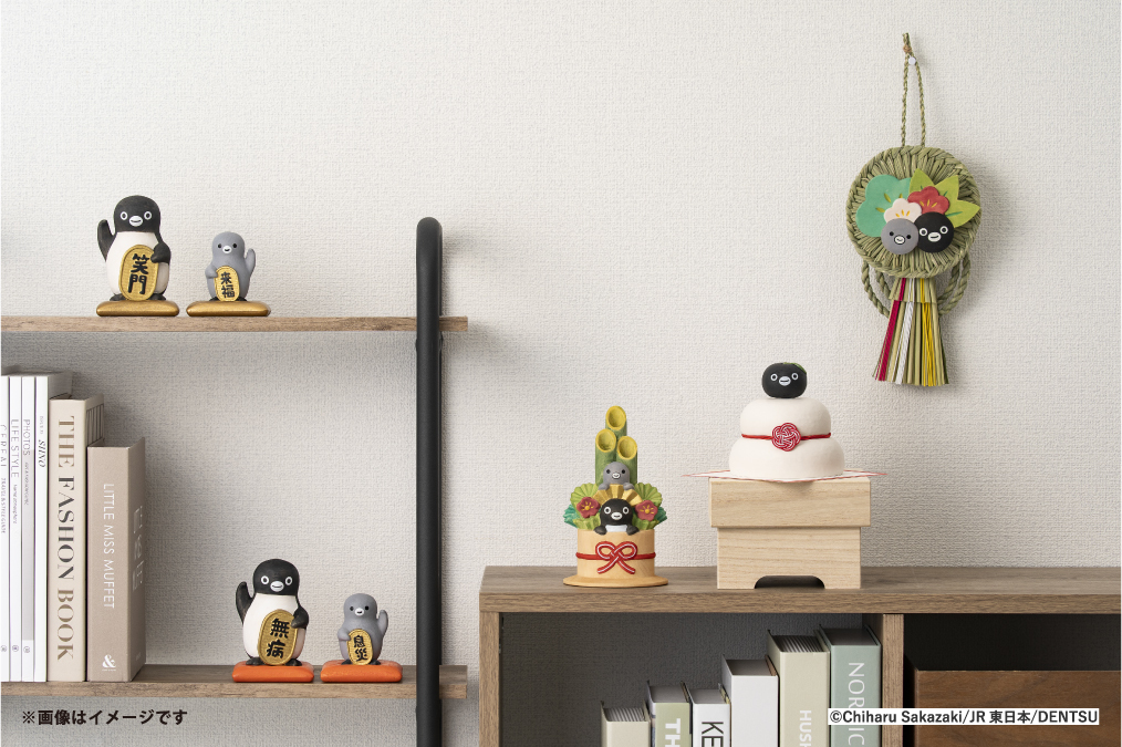 Pensta_JRCross's tweet image. \ JRE MALL新商品のおしらせ /
🎍お正月の縁起物🎍
毎年人気の『Suicaのペンギン 木彫りシリーズ』に門松としめ縄飾りが仲間入り。
12月1日(月) 午前11時から、JRE MALL内の「NewDays」、「GENERAL STORE RAILYARD」にて、予約販売開始です🛒💨
特集ページはこちら→  shopping.jreast.co.jp/feature/S084-1…