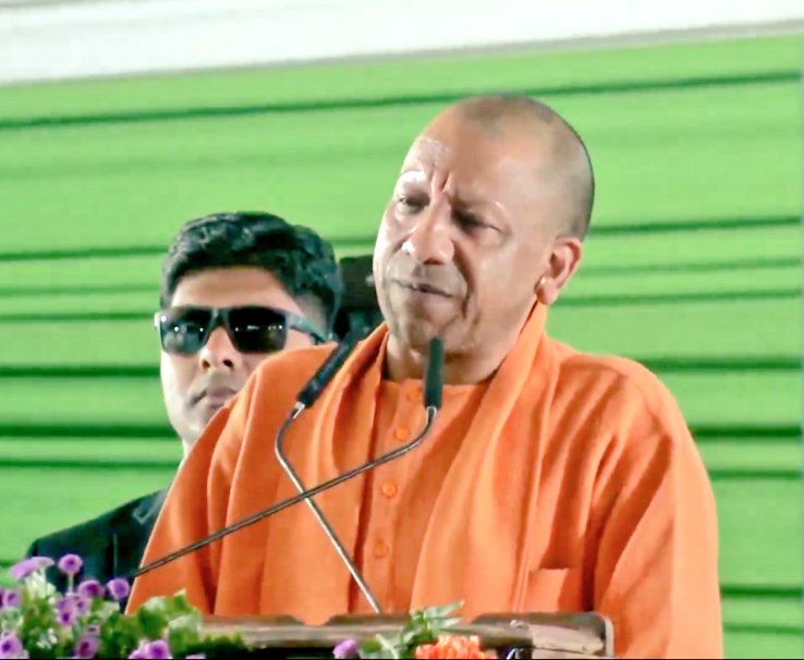 SKYjourno's tweet image. नौकरी बरस रही है...
अब उत्तर प्रदेश उत्सव का प्रदेश बन गया है... योगी आदित्यनाथ 

मुझे तो ज़बरदस्ती नौकरी दे रहे थे किसी तरह से जान बचाकर दिल्ली पहुंचा हूं - सिगरेट पीने की आदत है न 😄 
सुना है दिल्ली में 10-11 सिगरेट फ्री में मिलती है पीने को, बस पानी में दारू मिला देती रेखा…