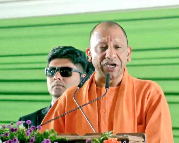 SKYjourno's tweet image. नौकरी बरस रही है...
अब उत्तर प्रदेश उत्सव का प्रदेश बन गया है... योगी आदित्यनाथ 

मुझे तो ज़बरदस्ती नौकरी दे रहे थे किसी तरह से जान बचाकर दिल्ली पहुंचा हूं - सिगरेट पीने की आदत है न 😄 
सुना है दिल्ली में 10-11 सिगरेट फ्री में मिलती है पीने को, बस पानी में दारू मिला देती रेखा…