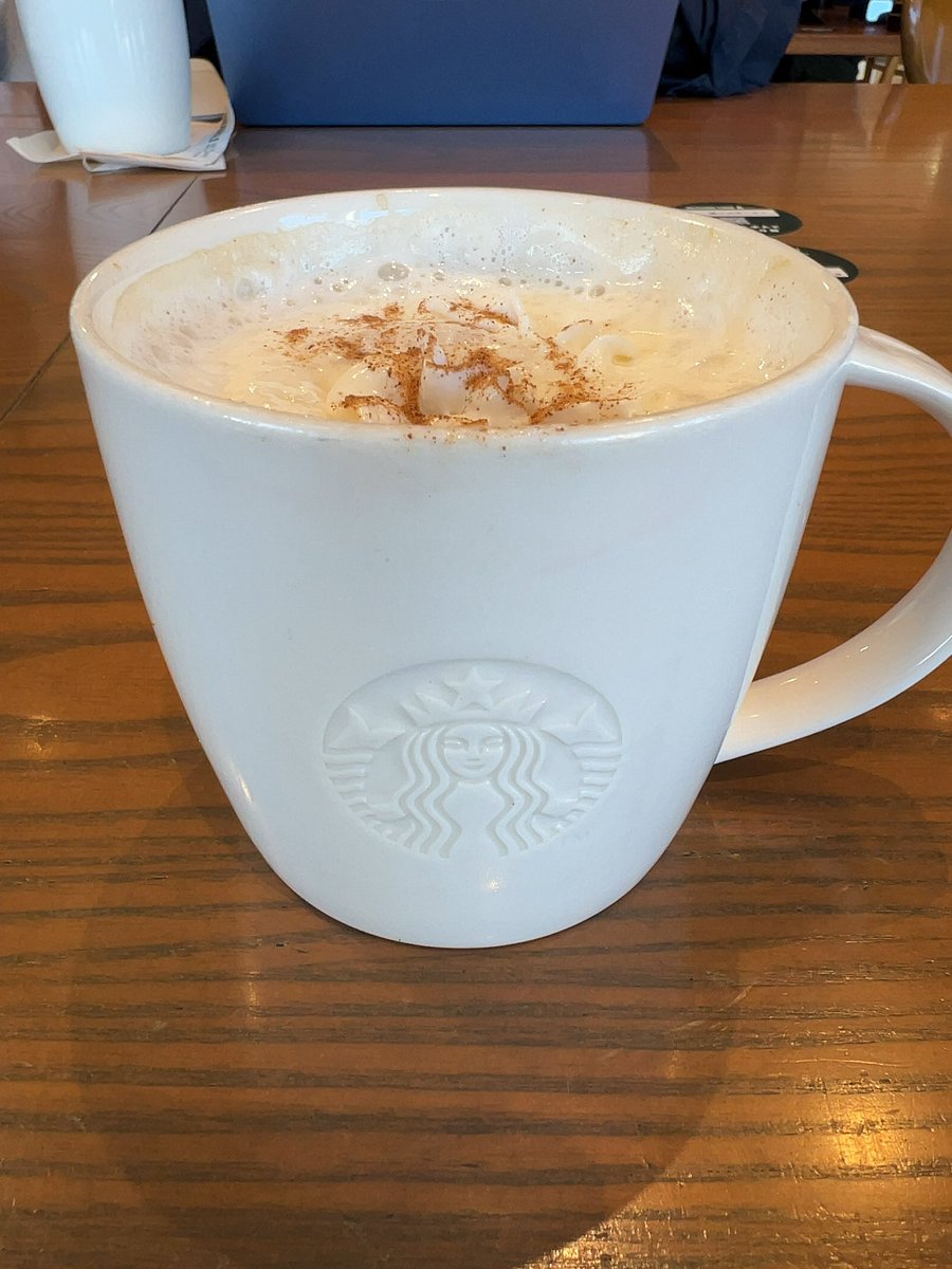 ジムの特典でもらったスタバチケットの期限が今日までだったので、朝活。席ギリギリ取れた。今年もこの時期がやってきたー。
#ジンジャーブレッドラテ