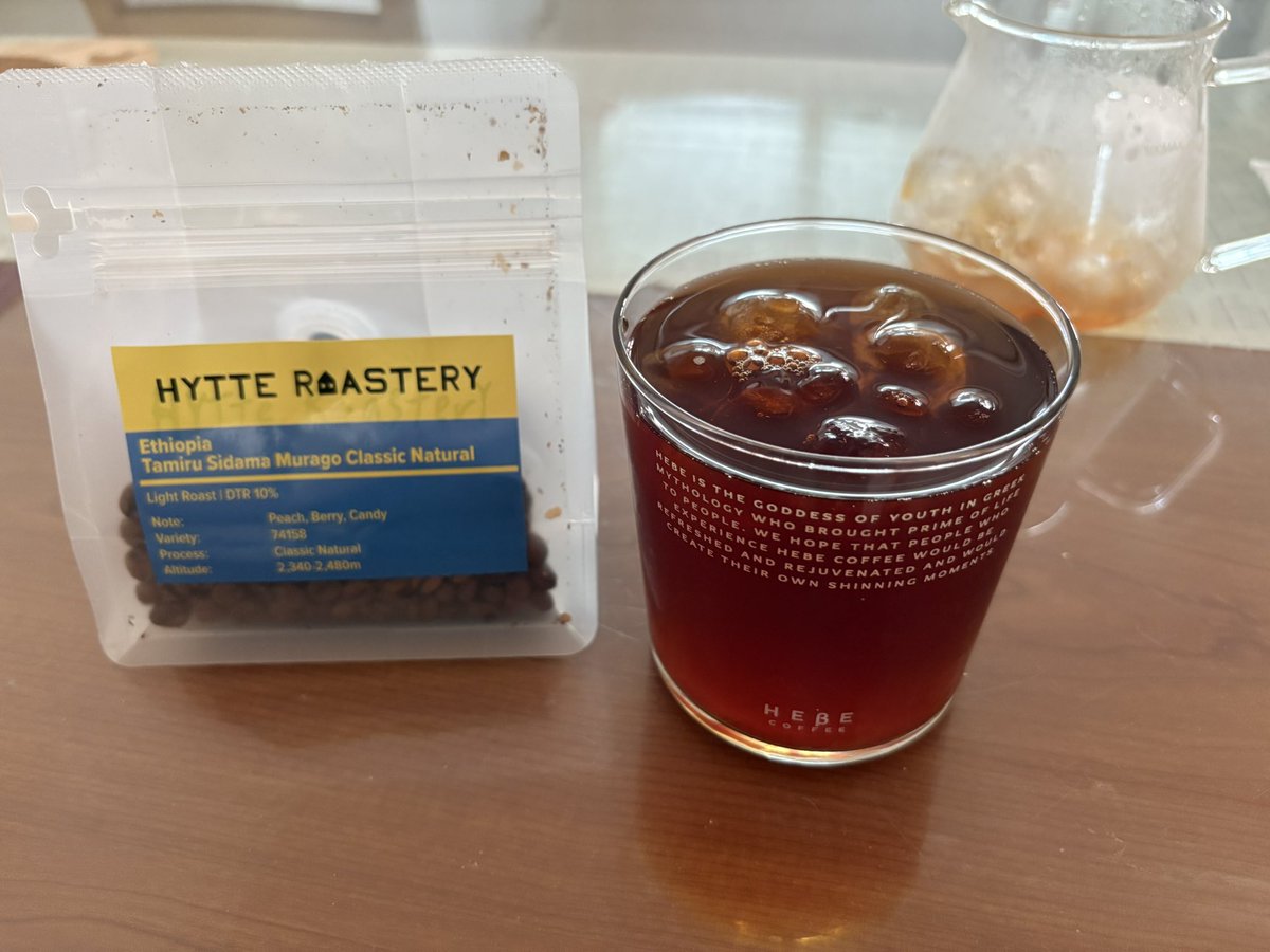 오늘은 힛떼 커피~~ 카페쇼에서 줄이 긴 편이었는데 줄 선 사람들이 다 원두를 구매하고 가시길래 호기심에 일행도 나도 줄서서 시음하고 구매… 

맛있다…!