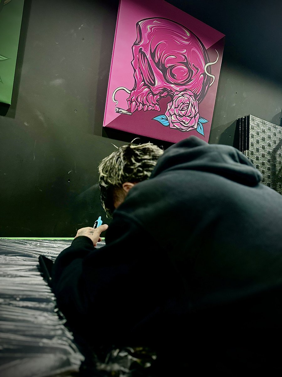 gray_tattoo_'s tweet photo. アーティストkaima、昼から全力全集中。
タブレットに一線ずつ魂を込めて積み上げていく姿、本当に美しい。
結果より「最高を作りたい」という執念が、今日も店の空気を変えている。
午後も走り続けます。
#GRAYTATTOO #渋谷タトゥー #kaima #タトゥーデザイン https://t.co/qKKOjY0NoR