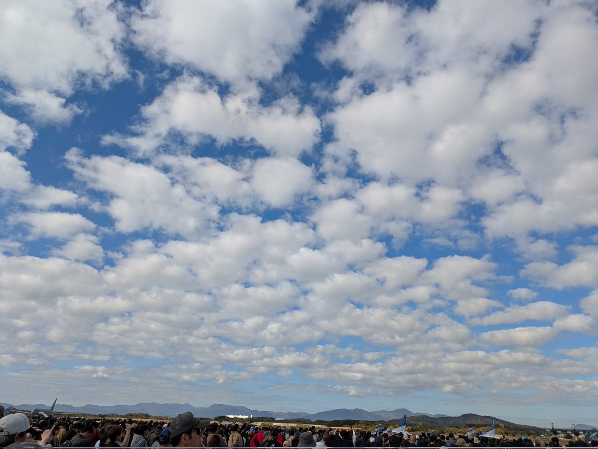 airblust1567's tweet image. 上空はごく緩い北西の風、平尾台方向の隙間が見えてて届いて欲しい、ワンチャンスにはなるな…区分替わりがあると願う
#築城基地航空祭