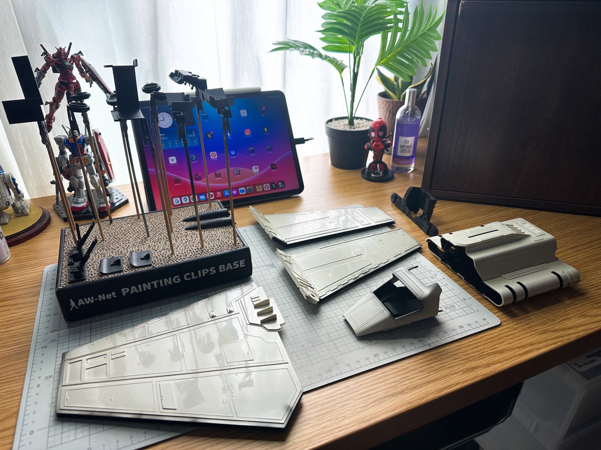 Ani_Kuzunishi's tweet image. 省略されてるウイングの隙間にディテールを
追加する前に、塗料が回りにくい箇所に黒サフを吹いた。またプラ板を切り出す作業が始まる。
#mpc #ShuttleTydirium #StarWars