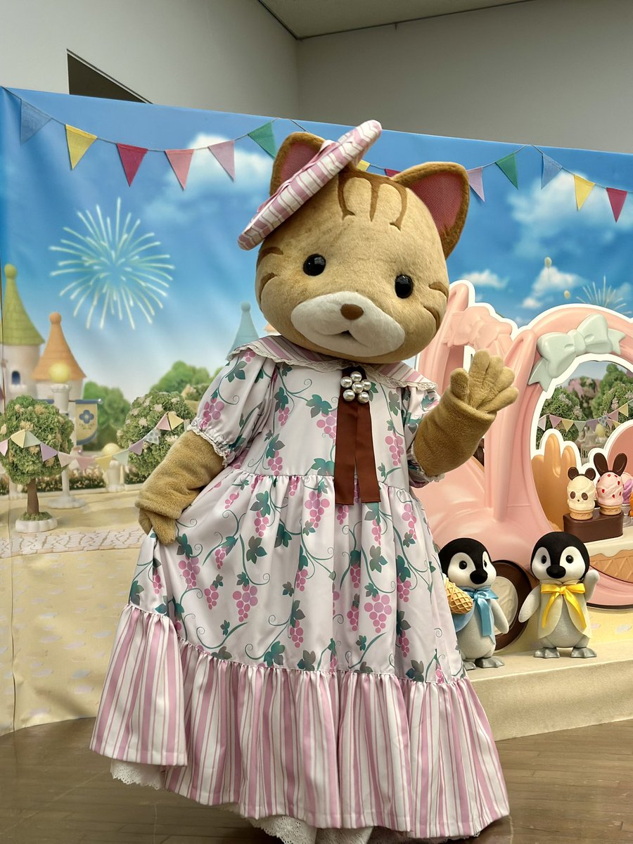 ak222_g's tweet photo. 家族で行ってきましたー！
めちゃ可愛かった😍✨
グリーティング、子ども楽しそうで良かった☺️
西園寺さんコーナーにテンション上がった🙌😄✨

#シルバニアファミリー展40th 
#シルバニアファミリー https://t.co/97EHV96asg