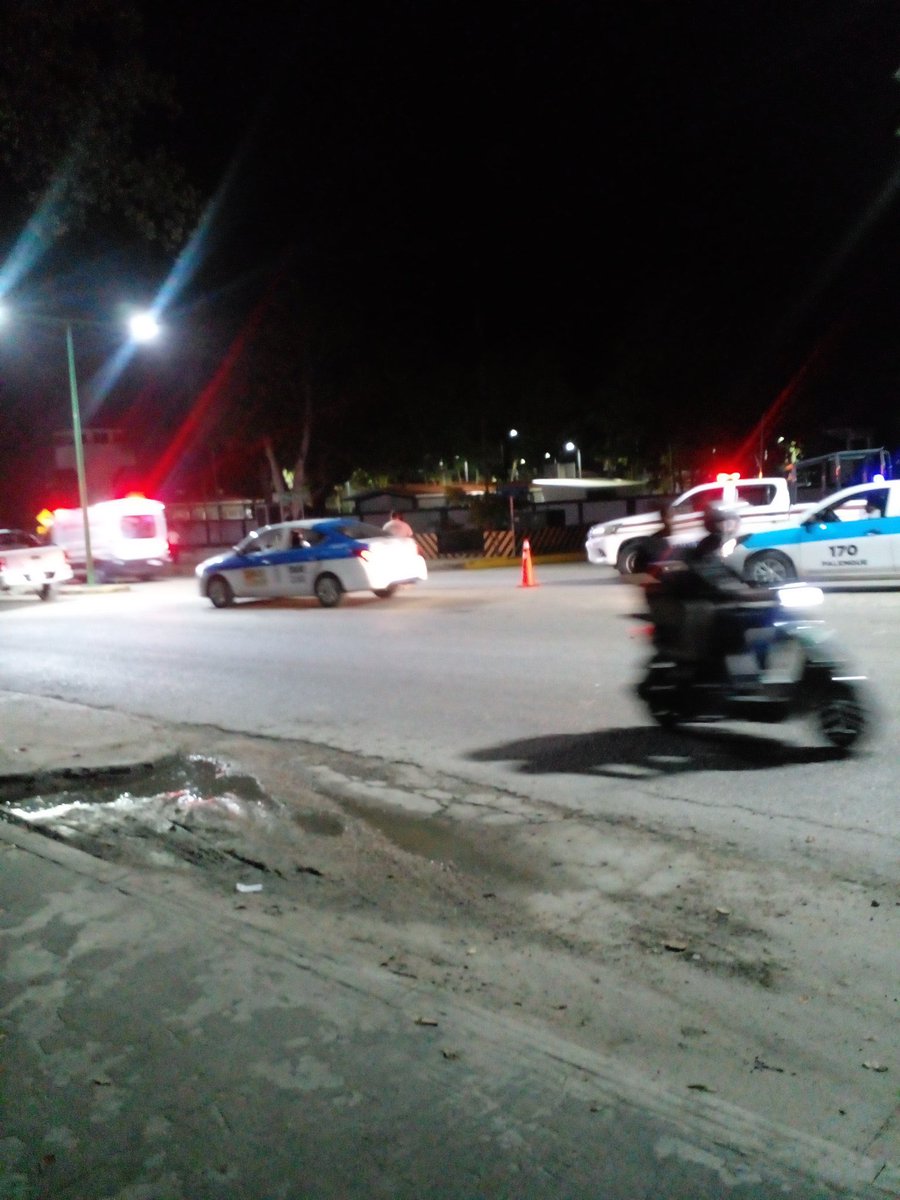 LauraMex's tweet image. ⚠️ Algo raro está pasando en Palenque, alguien de por aquí me comenta que entraron varias ambulancias al aeropuerto, está cerrado el acceso a vehículos y algunas ya salieron en dirección del Rancho del Peje, no hay certeza de que vayan para allá pero fueron en esa dirección, no…
