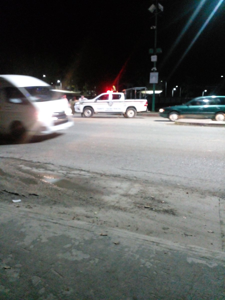 LauraMex's tweet image. ⚠️ Algo raro está pasando en Palenque, alguien de por aquí me comenta que entraron varias ambulancias al aeropuerto, está cerrado el acceso a vehículos y algunas ya salieron en dirección del Rancho del Peje, no hay certeza de que vayan para allá pero fueron en esa dirección, no…