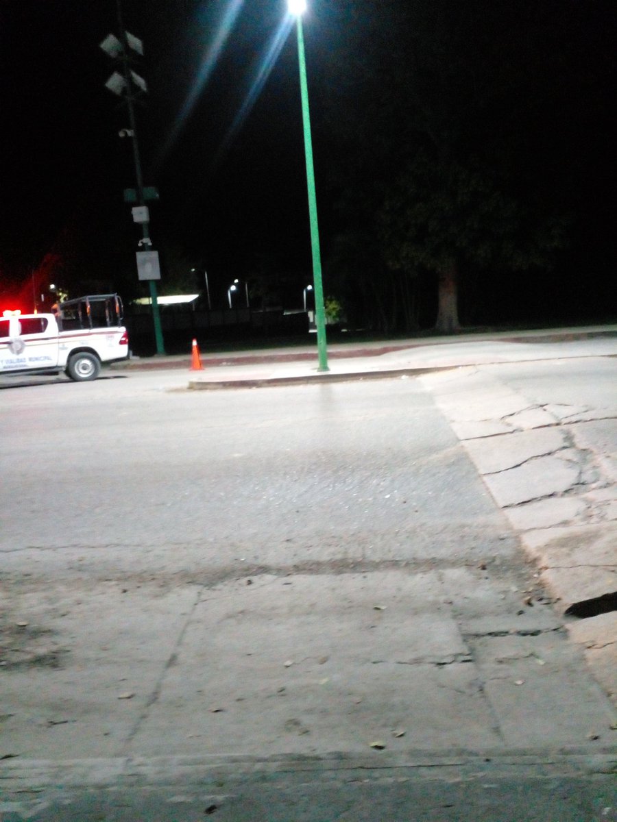 LauraMex's tweet image. ⚠️ Algo raro está pasando en Palenque, alguien de por aquí me comenta que entraron varias ambulancias al aeropuerto, está cerrado el acceso a vehículos y algunas ya salieron en dirección del Rancho del Peje, no hay certeza de que vayan para allá pero fueron en esa dirección, no…