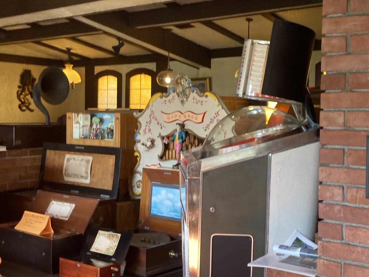 cs60sakura's tweet image. 栗の里厚木店（１９６９年創業）米沢牛のステーキやハンバーグが楽しめる人気レストラン。アンティークオルゴールが解説付きで聴けたり、シーズンにはお庭の薔薇が咲き乱れます。テラス席は愛犬とのお食事も出来るそうな。
#栗の里