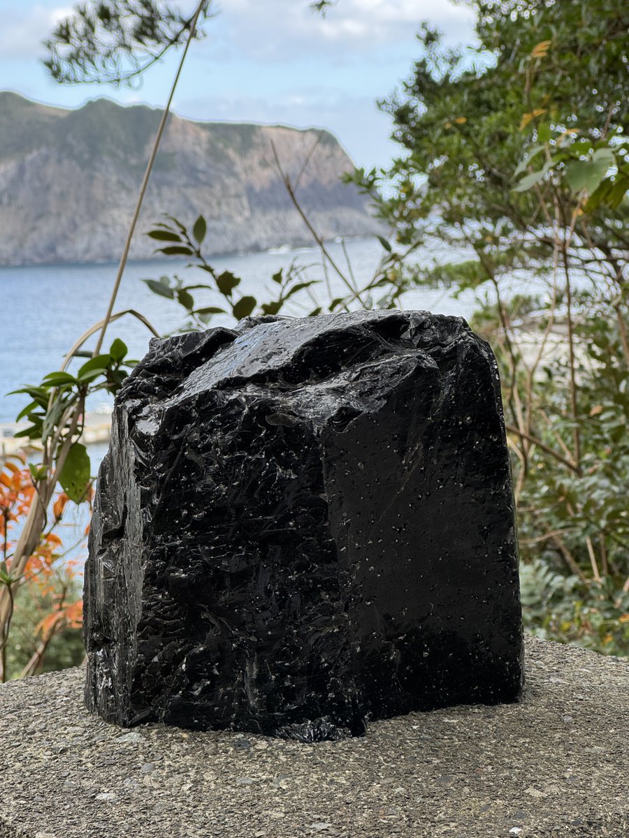 黒い岩の置物 神津島でどうしても見ておきたかった黒曜石 露頭しているのは、島東部