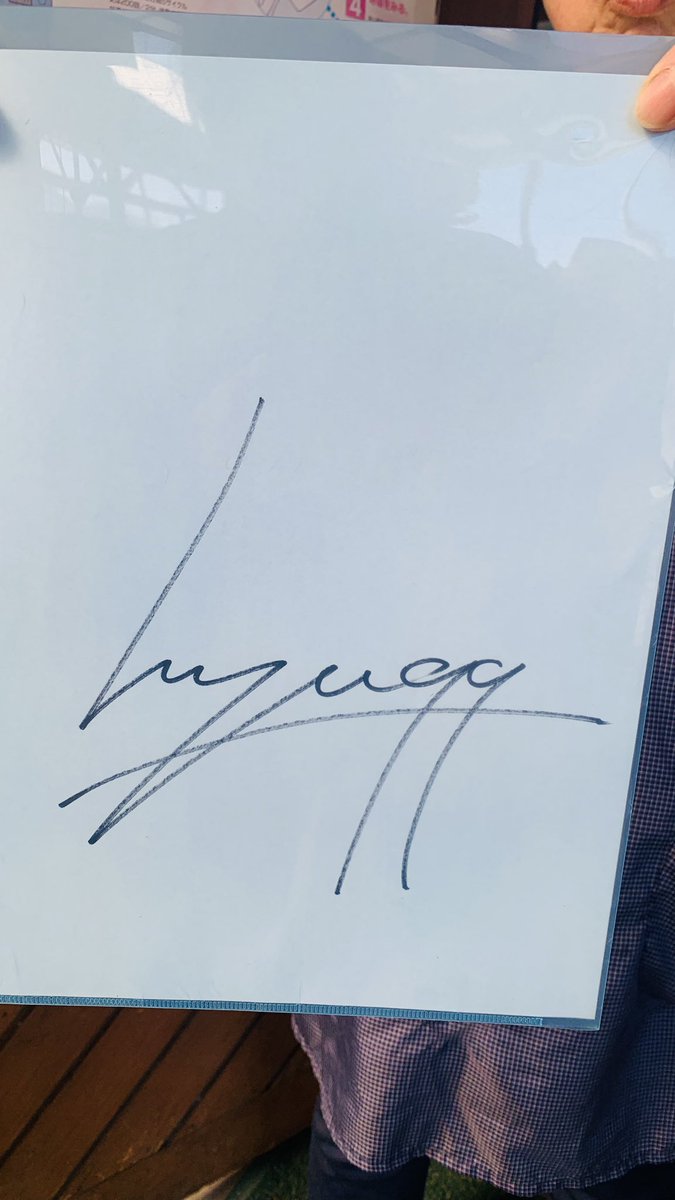 今地元の公園に来てるんだけど、ガンバロウズの旗が飾ってあって