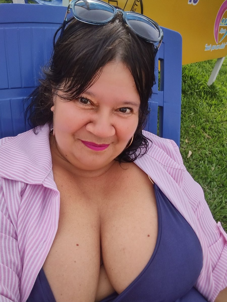 17 cadernos de chamada online para por notas, ainda bem q sou organizada e estou com tudo pronto, um evento a cada 2 dias, mas hoje a tarde tirei p mim!! Descansei, até nadei. Acho q agora aprendi, ri com amigas. Estou renovada!! Amanhã, o quarto domingo de trabalho,