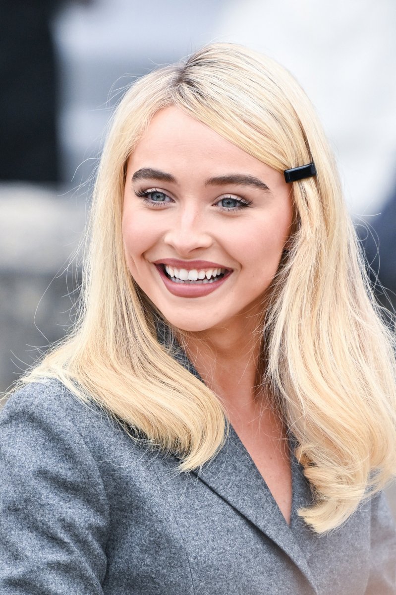 4K | Sabrina Carpenter at the Dior Summer 2026
📸: Marechal Aurore/ABACA/Shutterstock