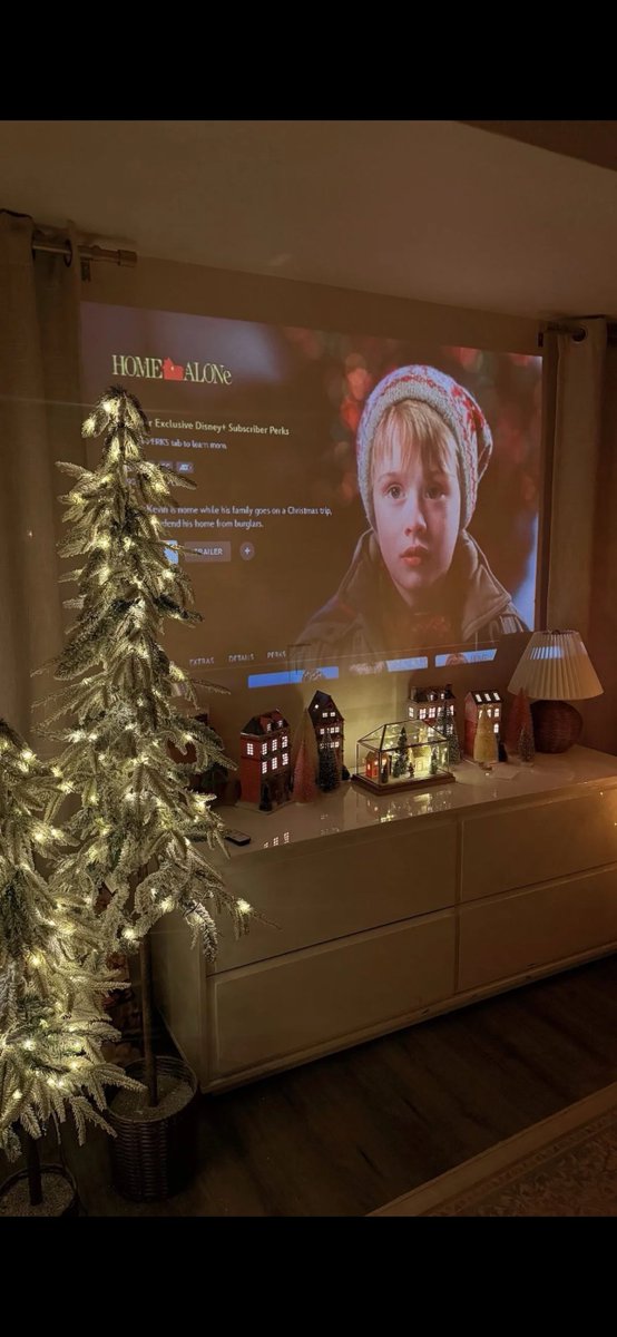 lostyouinmay's tweet image. “only 25 days until christmas 🎅🏻🧣🎄