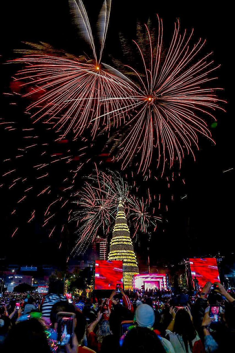 ChrisGuevaraG's tweet photo. Otra Navidad en paz y en tranquilad.

Que Dios bendiga por siempre el país 🎁🎄🇸🇻 https://t.co/D54fJeAG0f