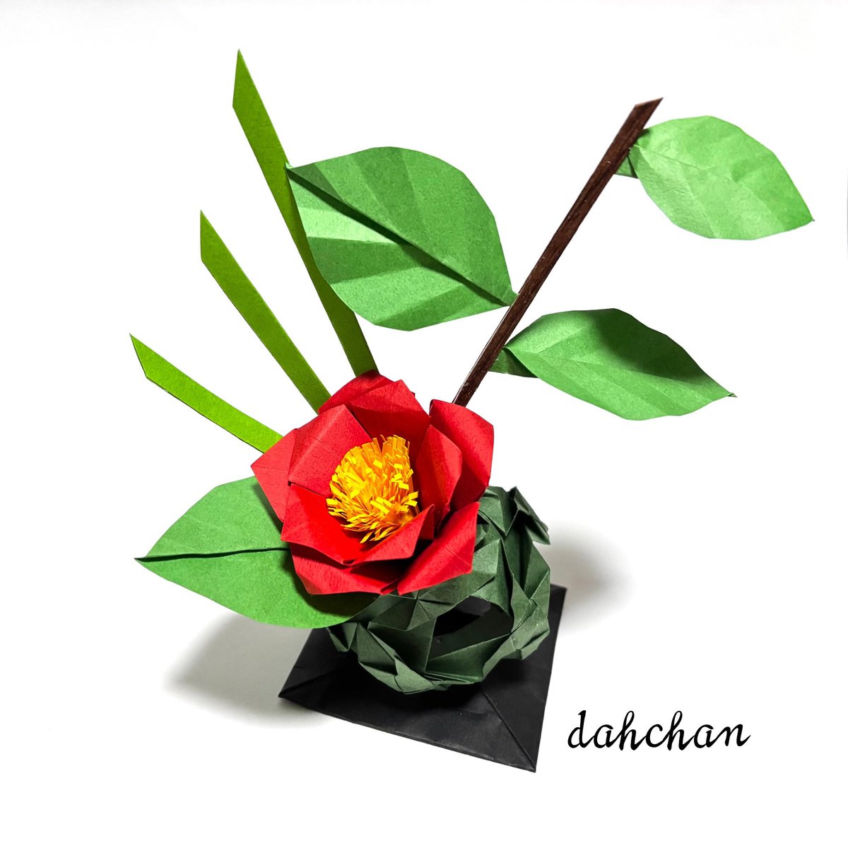 料亭 松し満さんのところへ送る前に撮影したものです

折り紙 苔玉椿

#折り紙作品