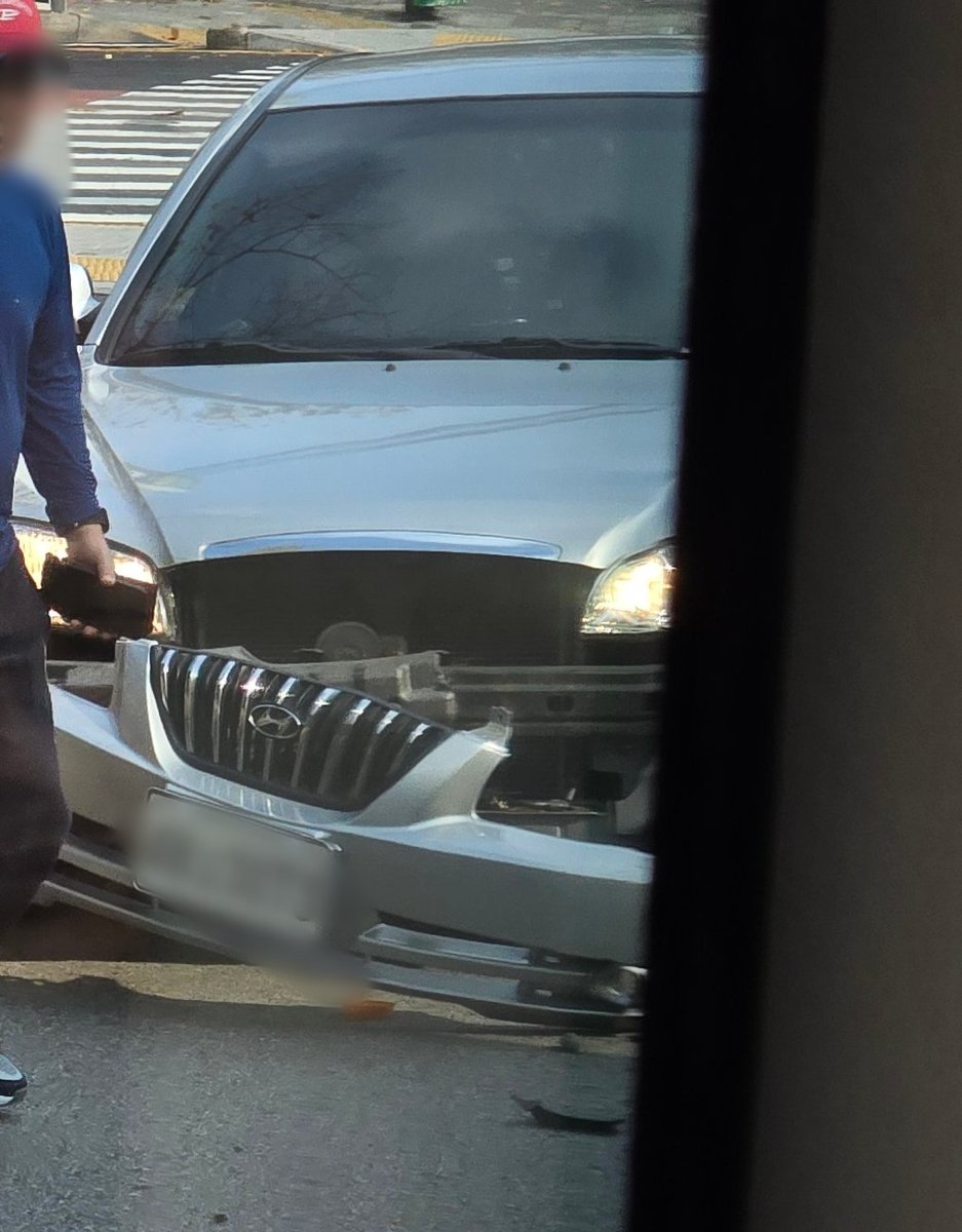 버스타는중에 갑자기 차가 끼어들더니
접촉사고 눈앞에서 목격...
무서워서 버스 환승했어요
제발 운전조심하자ㅠ