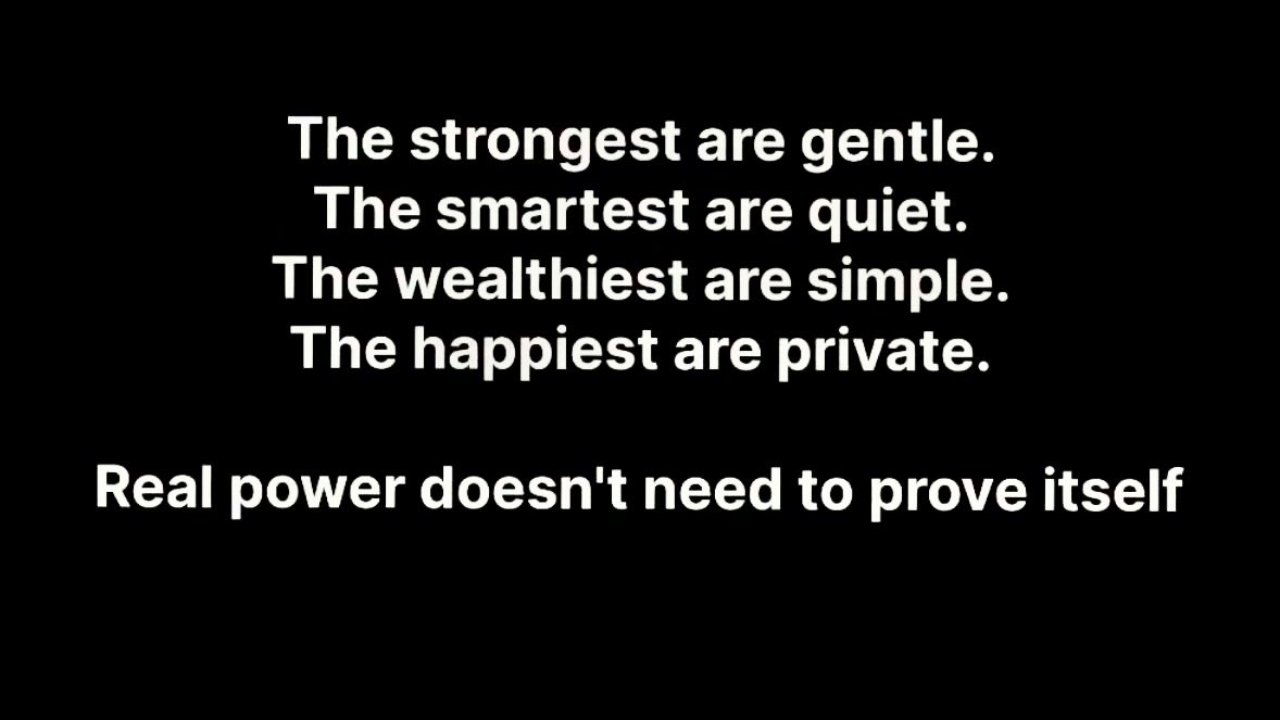 أقوى الناس هم الأكثر لطفًا : 
لأن الشخص الواثق بقوته لا يحتاج لإظهار العنف أو السيطرة. هدوءه ولطفه دليل على قوة داخلية مستقرة.

أذكى الناس هم الأكثر هدوءًا :
الذكاء يمنح صاحبه قدرة على الملاحظة والفهم قبل الكلام، لذلك لا يشعر بالحاجة للثرثرة أو إثبات نفسه بالكلام.

أغنى الناس هم