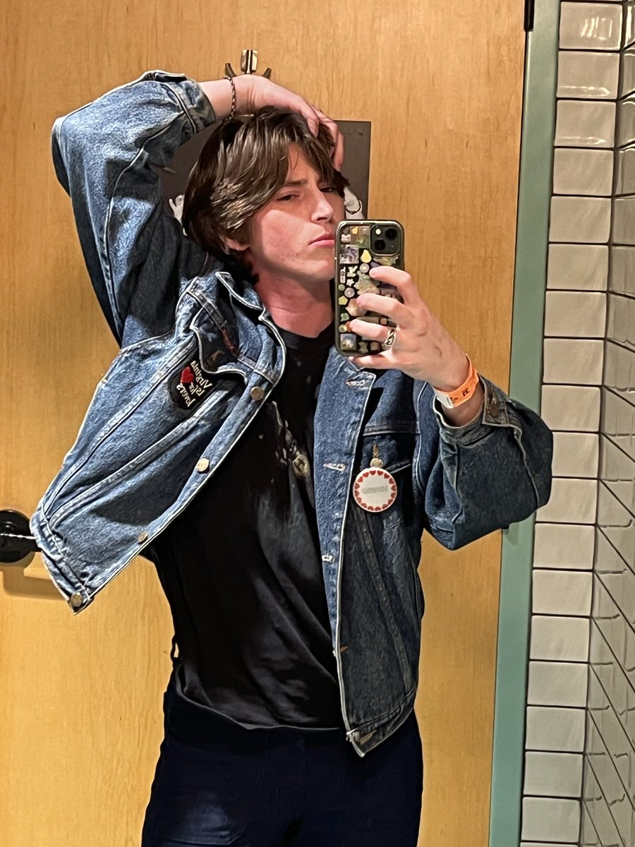 sampladelica's tweet photo. Bar bathroom selfies https://t.co/A84shpDz4k