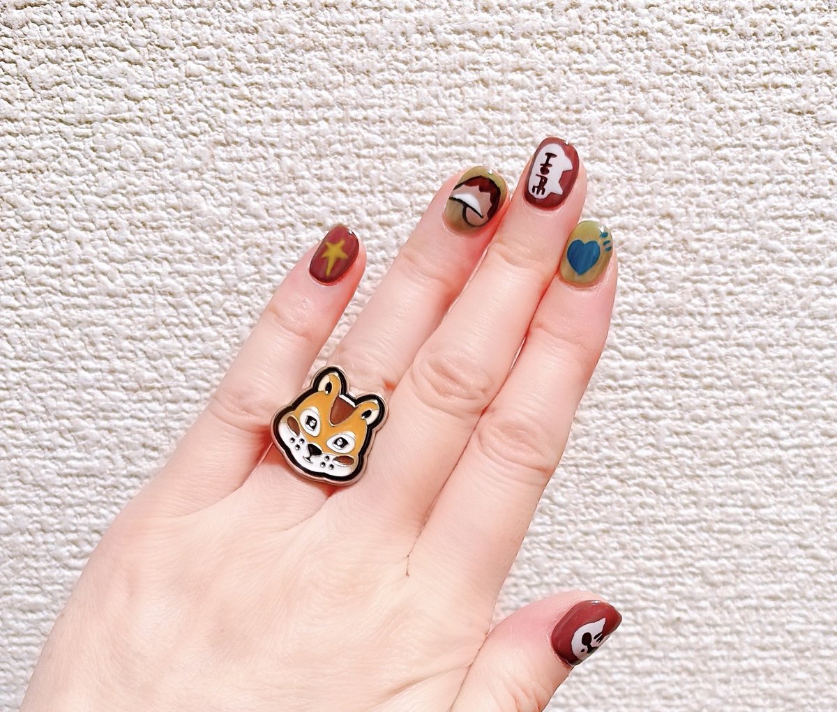 huimang_huimang's tweet image. 指輪…広げても薬指しか入らん🥺
これ以上広げるとリングの突起が指に刺さる🥺
みんなどうしたのー？？
みんな指細いのー？？
(お見苦しくシワシワだったため加工しましたw)