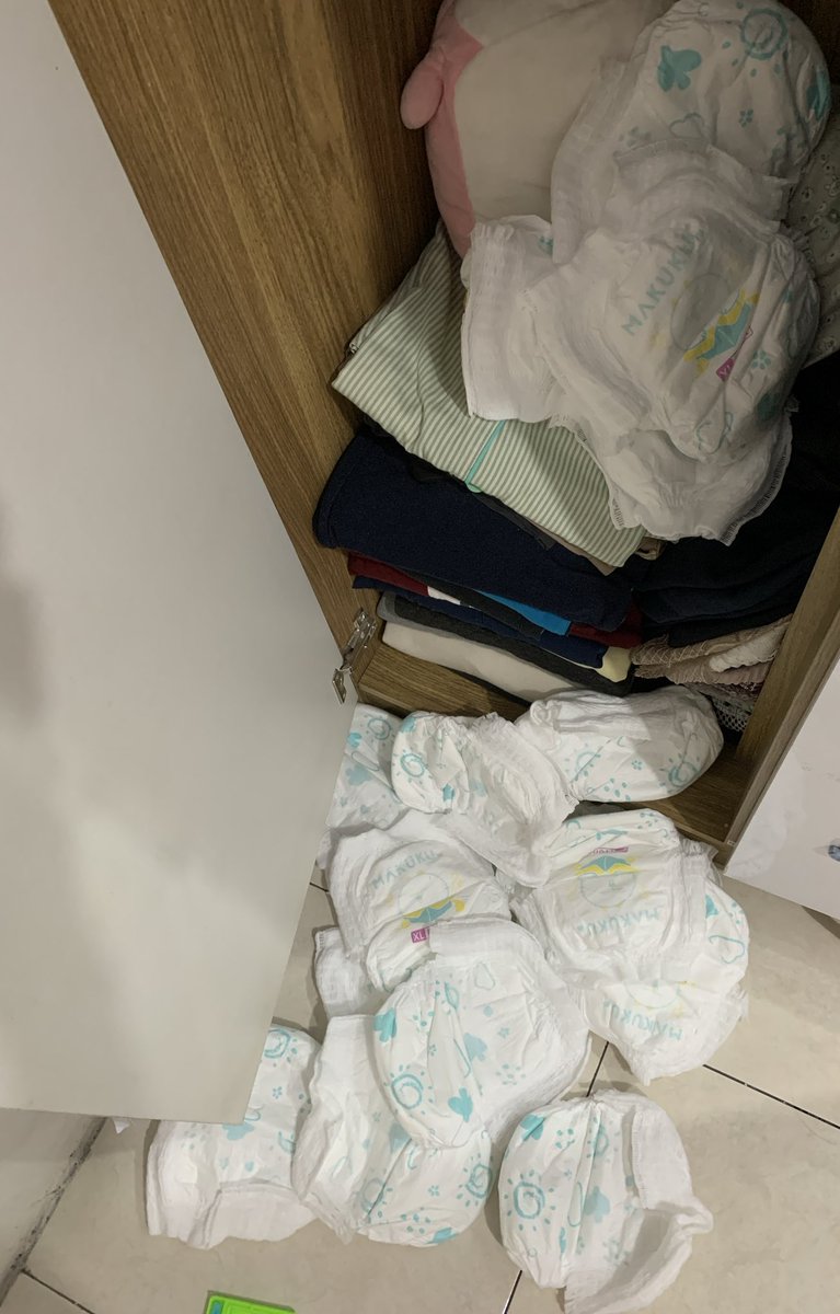hikapten's tweet photo. Morning surprise. Dia masukin semua Pampers nya ke dalem lemari, pas bapaknya buka duarrrr jatuh semua https://t.co/XBiJWo9trI