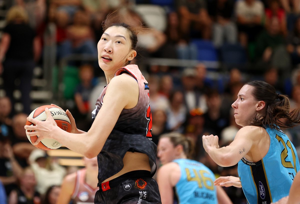 CGTNSportsScene's tweet photo. #HanXu makes a statement Down Under! 🇨🇳🏀
The Chinese center dropped a joint game-high 22 PTS, going 6/6 in the 1st half, powering #PerthLynx to a 91-67 road win over #UCCapitals. Dominant in the paint with 4 REB & 2 BLK, plus a slick assist to Amy Atwell (also 22 PTS).💯
#WNBL https://t.co/fuLbdSRoMR