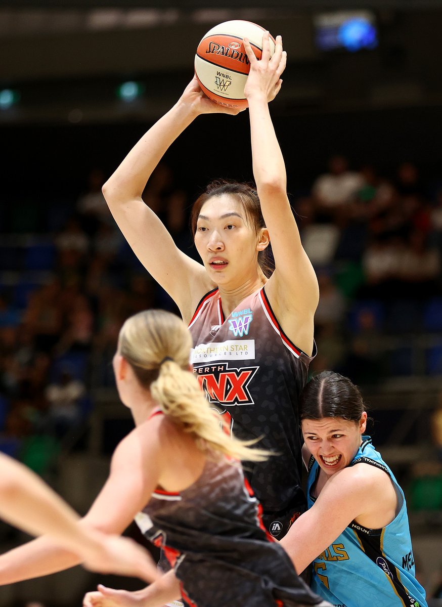 CGTNSportsScene's tweet photo. #HanXu makes a statement Down Under! 🇨🇳🏀
The Chinese center dropped a joint game-high 22 PTS, going 6/6 in the 1st half, powering #PerthLynx to a 91-67 road win over #UCCapitals. Dominant in the paint with 4 REB & 2 BLK, plus a slick assist to Amy Atwell (also 22 PTS).💯
#WNBL https://t.co/fuLbdSRoMR