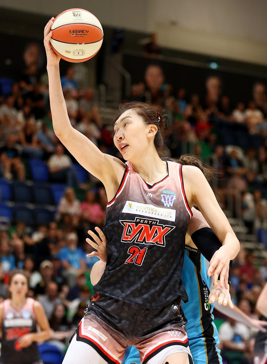 CGTNSportsScene's tweet photo. #HanXu makes a statement Down Under! 🇨🇳🏀
The Chinese center dropped a joint game-high 22 PTS, going 6/6 in the 1st half, powering #PerthLynx to a 91-67 road win over #UCCapitals. Dominant in the paint with 4 REB & 2 BLK, plus a slick assist to Amy Atwell (also 22 PTS).💯
#WNBL https://t.co/fuLbdSRoMR