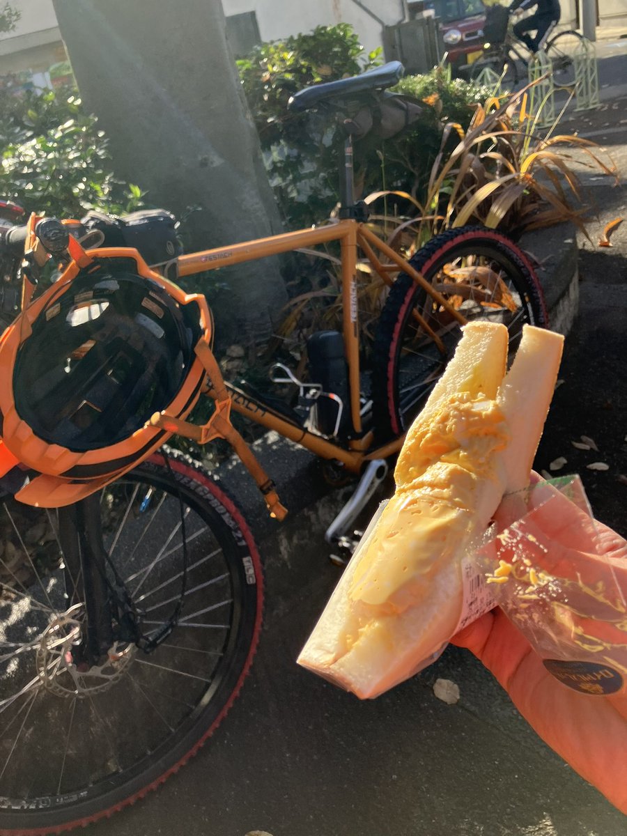 uzu_chato's tweet photo. 絶好のチャリ日和。1045発出遅れた…今日は街乗りスタイル、プレゼントしてもらった #Rinproject
3015をおろす。吉祥寺を目指す途中で、ランチ。ヤマザキショップを探すと昔住んでた近くにあった。アパートは取り壊されてなかったが、近くの公園でたまごサンドいただく。うまし。 https://t.co/NWBnLgZiTP