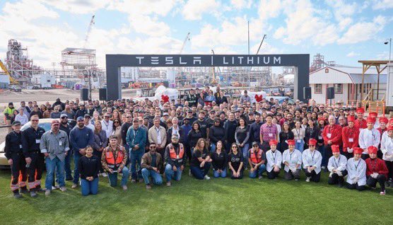 BlueJay87476298's tweet image. $TSLA 的新專利確實聰明絕頂：他們不再把鋰礦運到世界另一端，用進口純鹼（大多來自中國）來焙燒，然後再用卡車運走成山的有毒硫酸鈉廢料，而是直接在精煉廠內閉合循環。從煅燒過程中捕獲 CO₂，將其與硫酸鈉副產品反應，並在現場再生純鹼。這簡直是化學上的優雅之作，偽裝成供應鏈的柔術。…