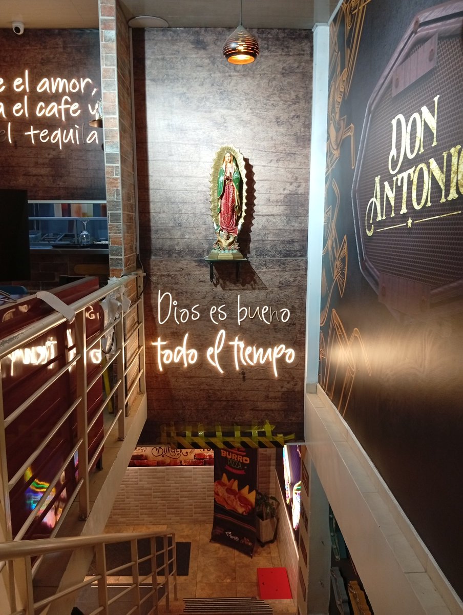 jose_valde9251's tweet photo. Fui a comer a un lugar muy bonito 10/10 #comida #comidarapida #hamguersas #restaurant #restaurante #salchipapa https://t.co/oKug5iZgia