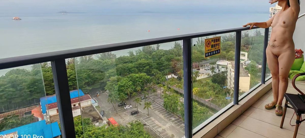 YQaddict's tweet photo. 三亚旅游，阳台全裸露出，有朋友看出来是在哪里吗？
#露出诱惑 #人妻少妇 #三亚 #淫妻 #NTR #母狗调教日记 https://t.co/7DdY3rsxZv
