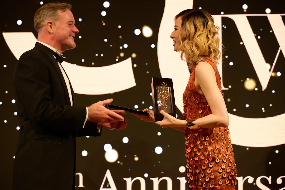 柚香さんの海外風パーマだーーーーーーーいすきですありがとうございます、お顔がゴージャスでいらっしゃいますからね、髪の毛もゴージャスでないと！！！